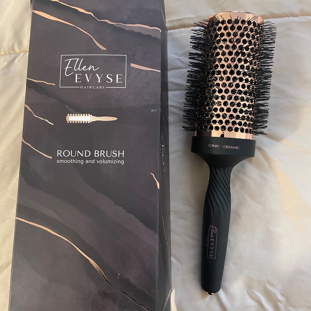Ellen Evyse Round Straightening Brush with Black and Rose Gold Design